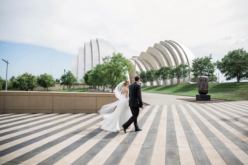 Kauffman Center Wedding Photos | Kansas City | Felicia The Photographer | Moshe Safdie Architecture | lines | Bride and groom