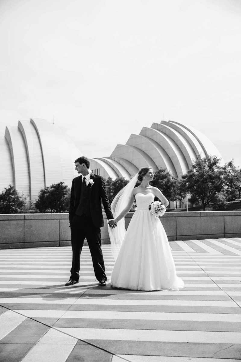 Kauffman Center Wedding Photos | Kansas City | Felicia The Photographer | Moshe Safdie Architecture | lines | Bride and groom | Black and White