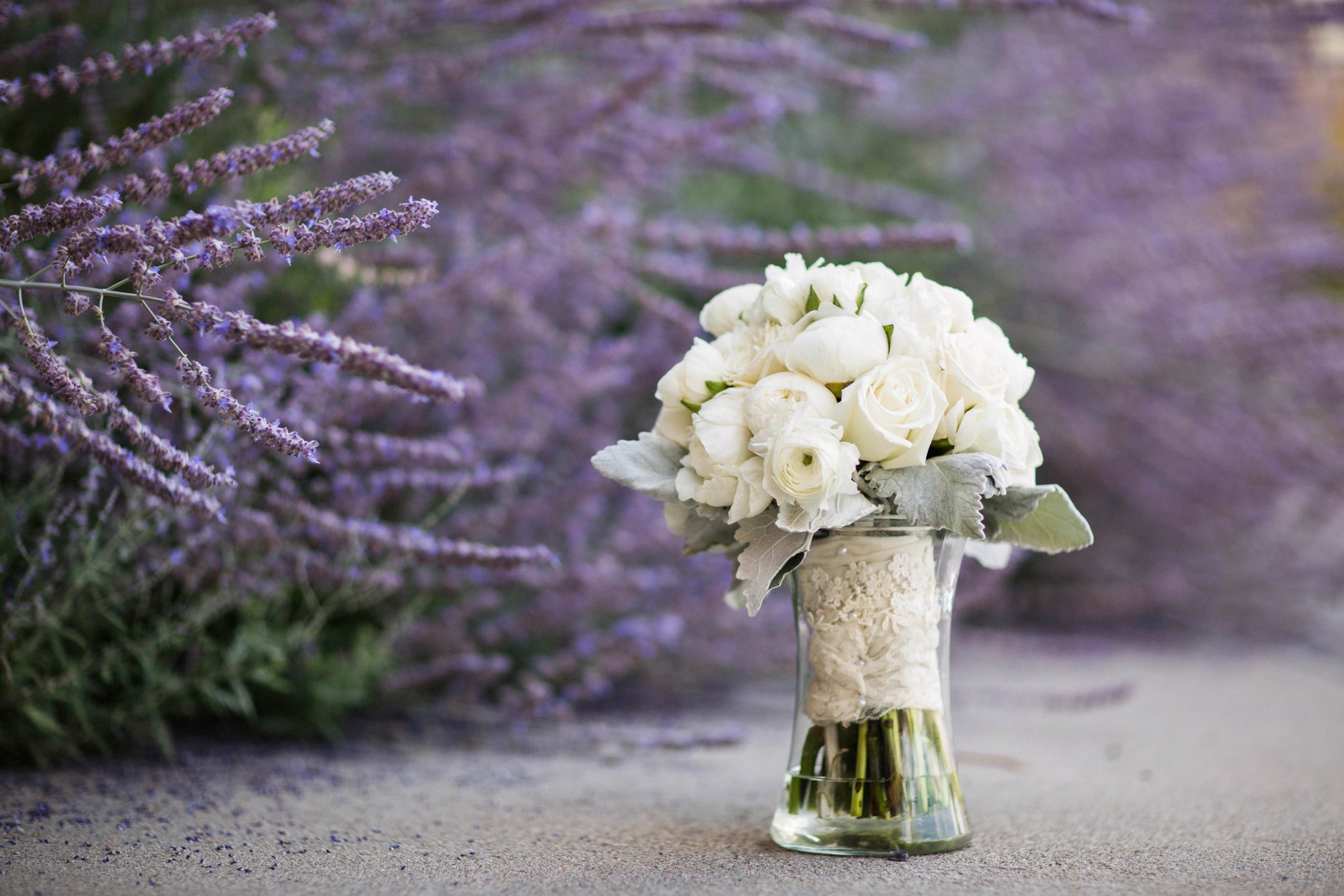 Sioux Falls Wedding Photos | Destination Photographer | Felicia The Photographer | bouquets | white roses | dusty miller | Peonies | Lavender