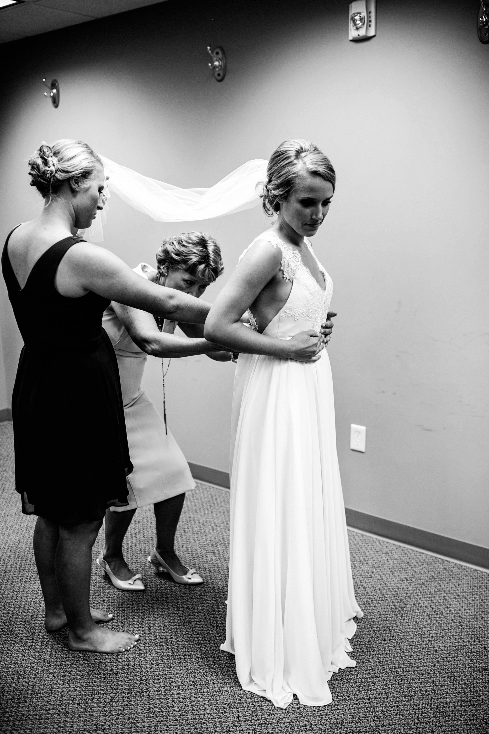 Sioux Falls Wedding Photos | Destination Photographer | Felicia The Photographer | Bride Getting Ready | Truvelle | Jordan | Dress | Lace | boho