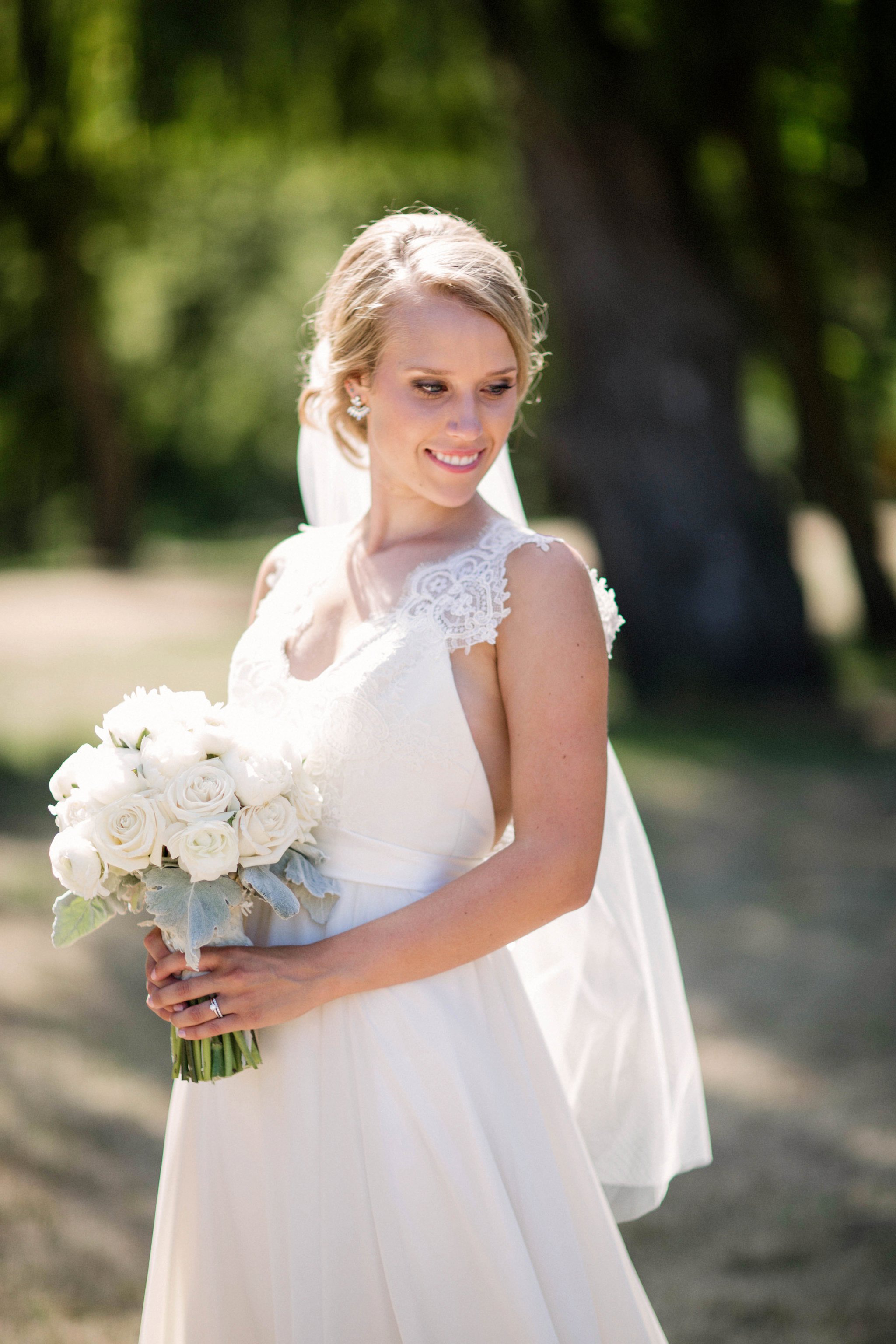 Sioux Falls Wedding Photos | Destination Photographer | Felicia The Photographer | Mary Jo Wegner Arboretum | Glowing Bride | Truvelle Jordan | Dusty Miller and White bouquet