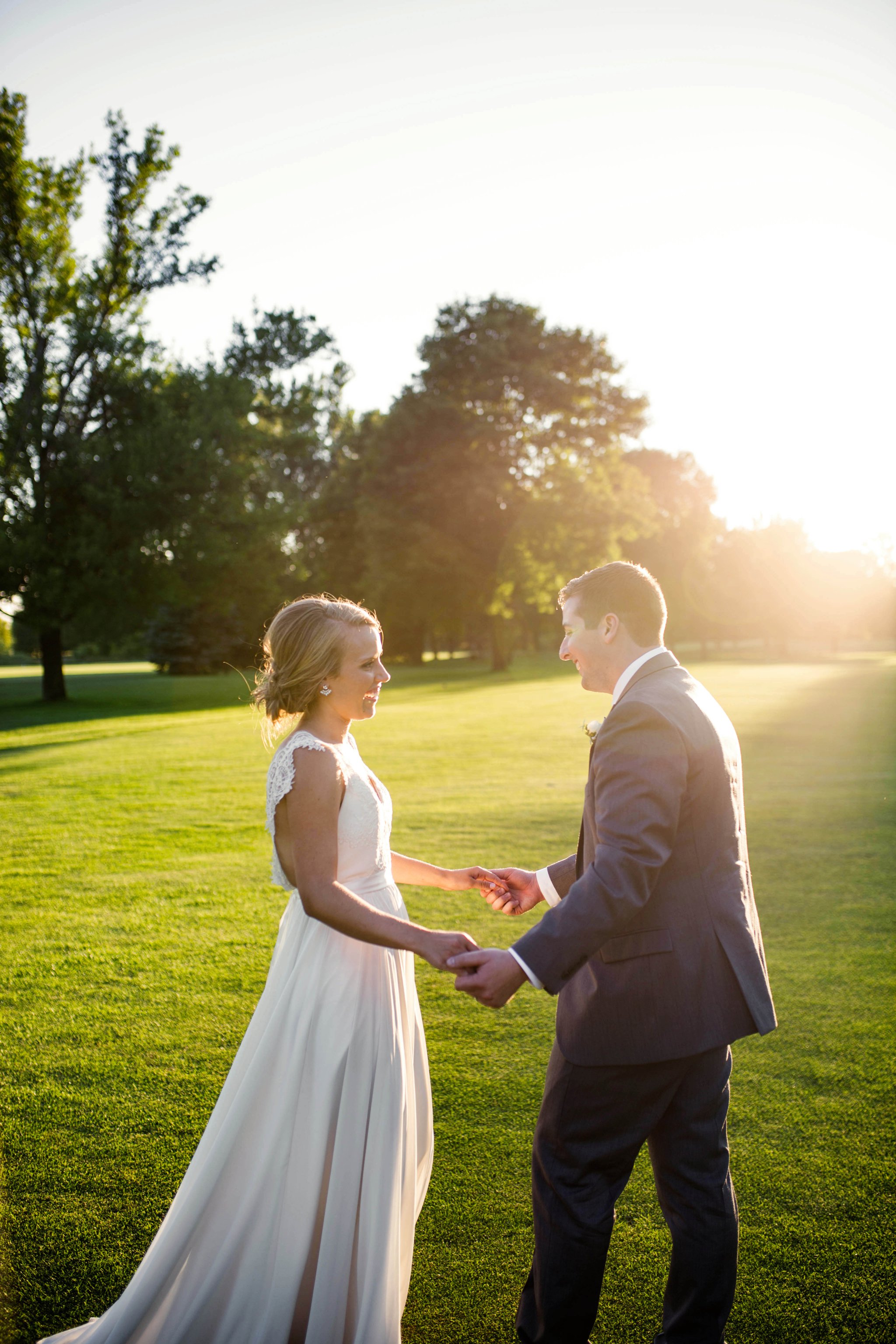 sioux-falls-destination-wedding-felicia-the-Sioux Falls Wedding Photos | Destination Photographer | Felicia The Photographer | Brandon Golf Club | Bride and Groom | Golden Hour | Dancing Candid