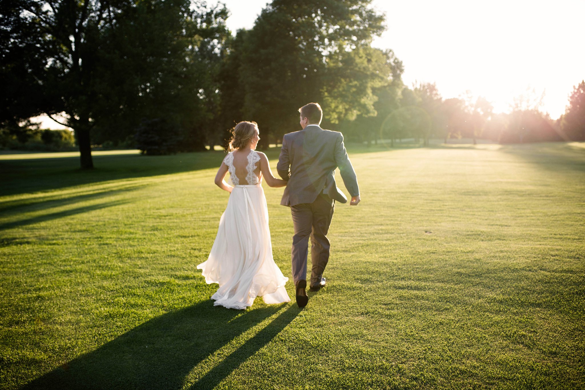 sioux-falls-destination-wedding-felicia-the-Sioux Falls Wedding Photos | Destination Photographer | Felicia The Photographer | Brandon Golf Club | Bride and Groom | Golden Hour | Running Into the Sunset