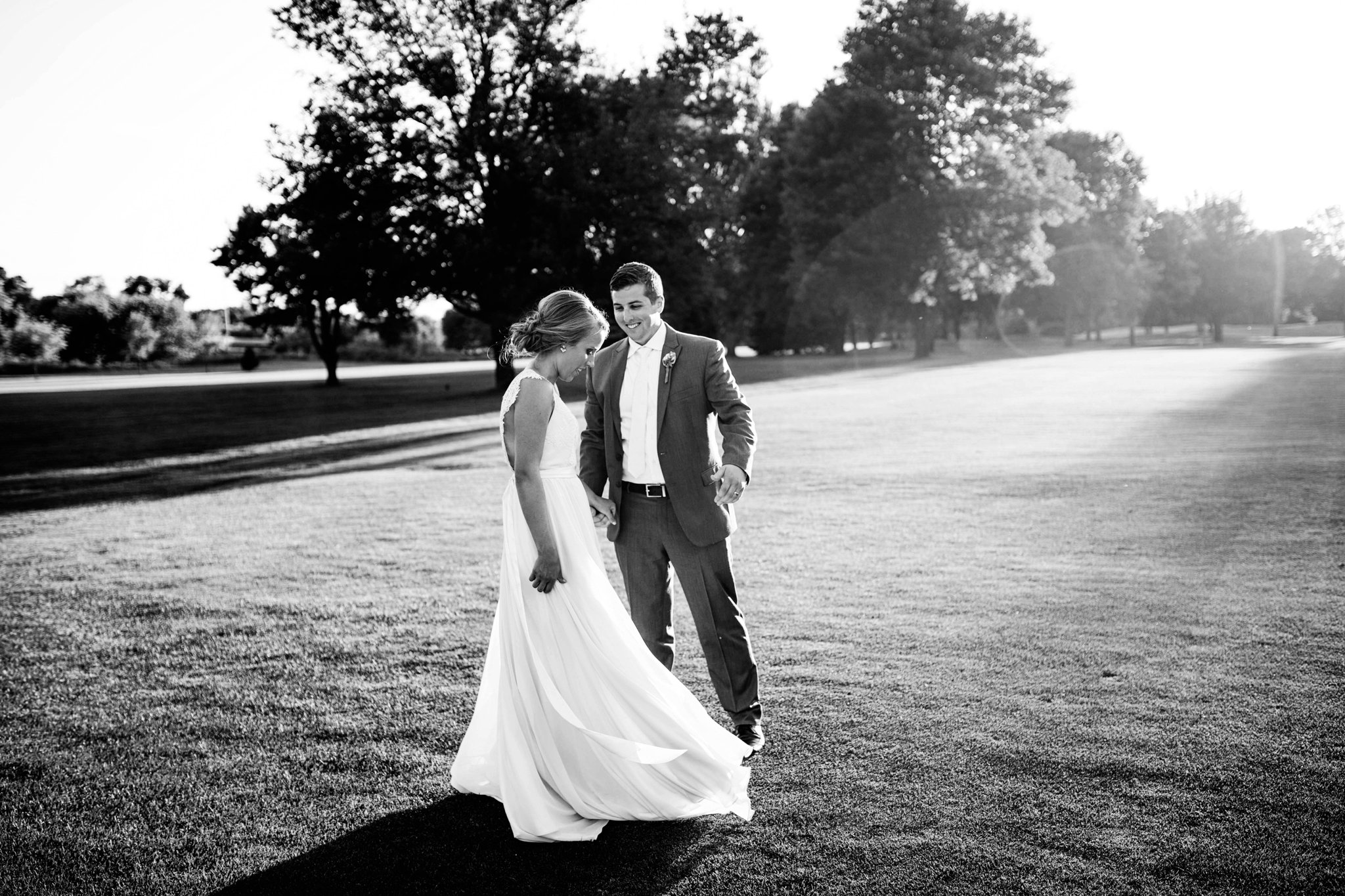 sioux-falls-destination-wedding-felicia-the-Sioux Falls Wedding Photos | Destination Photographer | Felicia The Photographer | Brandon Golf Club | Bride and Groom | Golden Hour | Black and White Dancing Candid