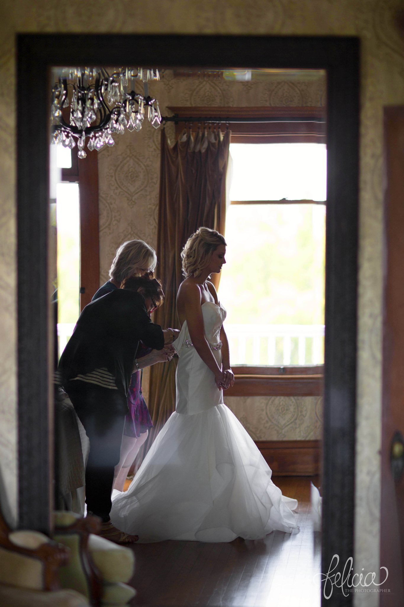 Candid | Getting Ready | Victorian House | Eighteen Ninety | Kansas City Wedding | Felicia The Photographer