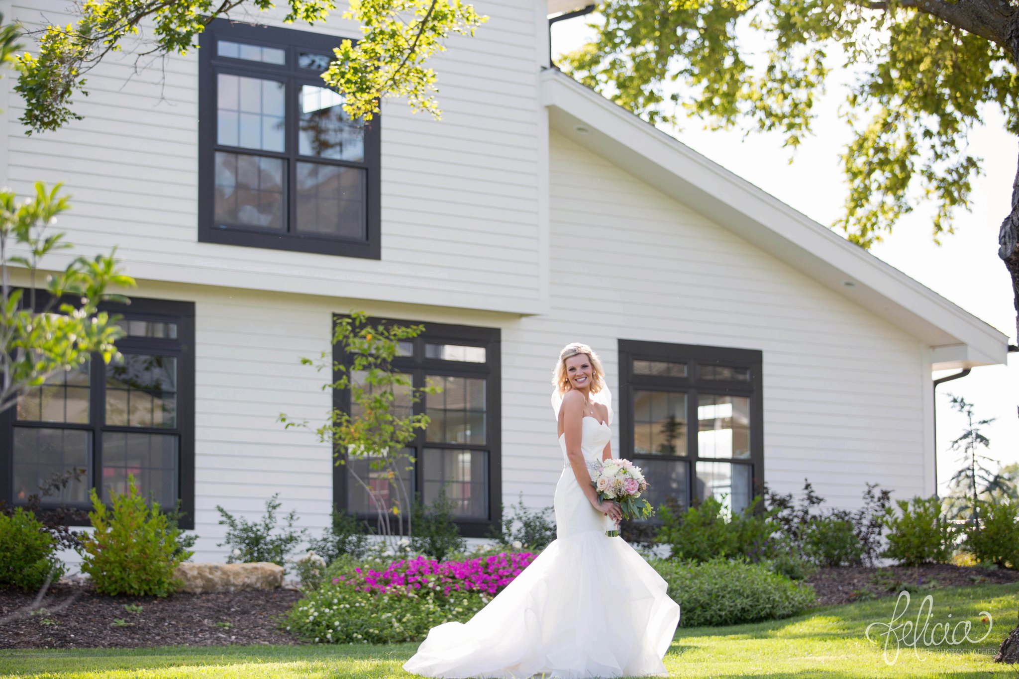 Bride | White Modern Barn | Eighteen Ninety | Kansas City Wedding Venue | Felicia The Photographer