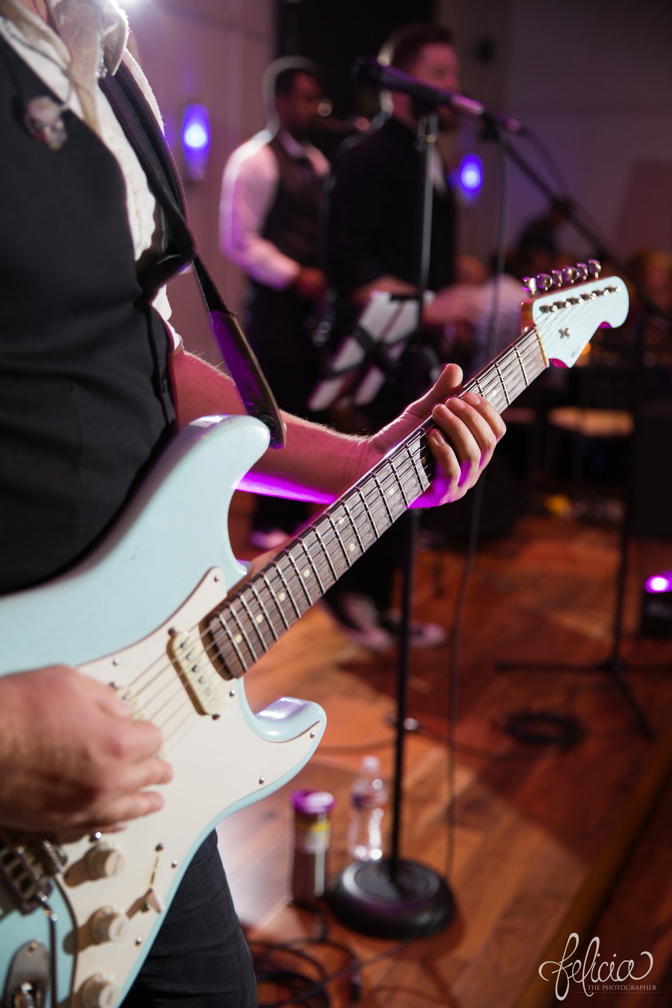 Navy and Gold Wedding Photos | Noahs Event Venue | Wedding Band | KCFLO | Guitar