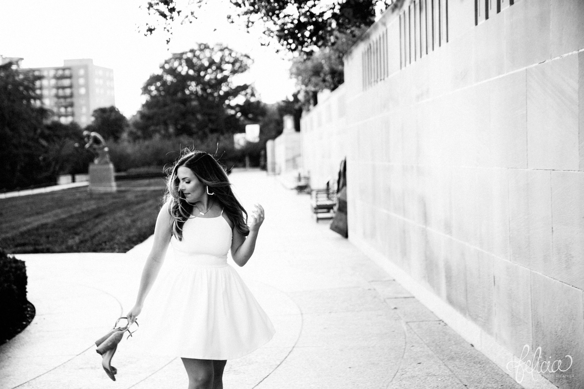 black and white | senior pictures | Kansas City | Nelson Atkins Museum of Art | senior photos | senior photography | images by feliciathephotographer.com | natural | urban | walking | shoes in hand | casual | hair flip | white sundress 