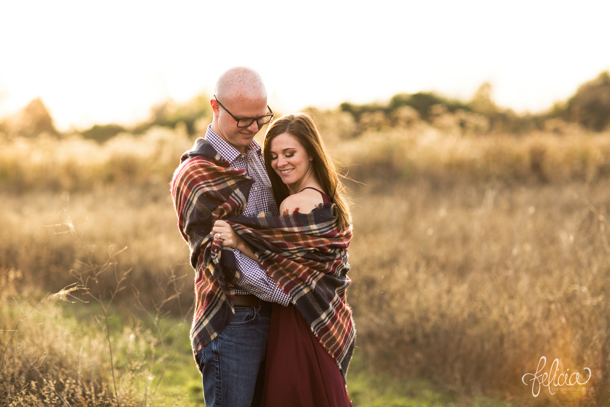 engagement pictures | engagement photos | nature | golden hour | sunset | sunset photography | fall | autumn | burgundy | picnic | picnic blanket | hug | plaid 