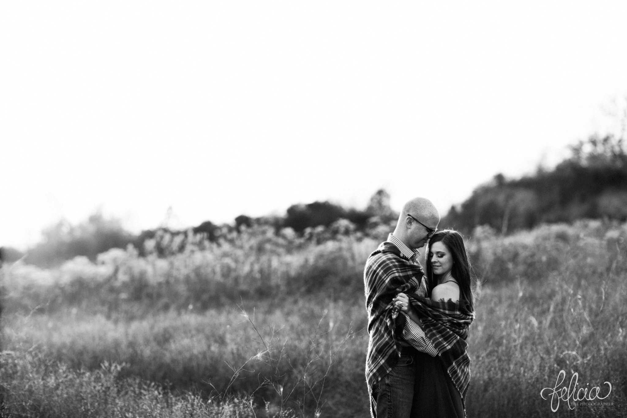 black and white | engagement pictures | engagement photos | nature | golden hour | sunset | sunset photography | fall | autumn | burgundy | picnic | picnic blanket | hug | plaid | romantic pose 