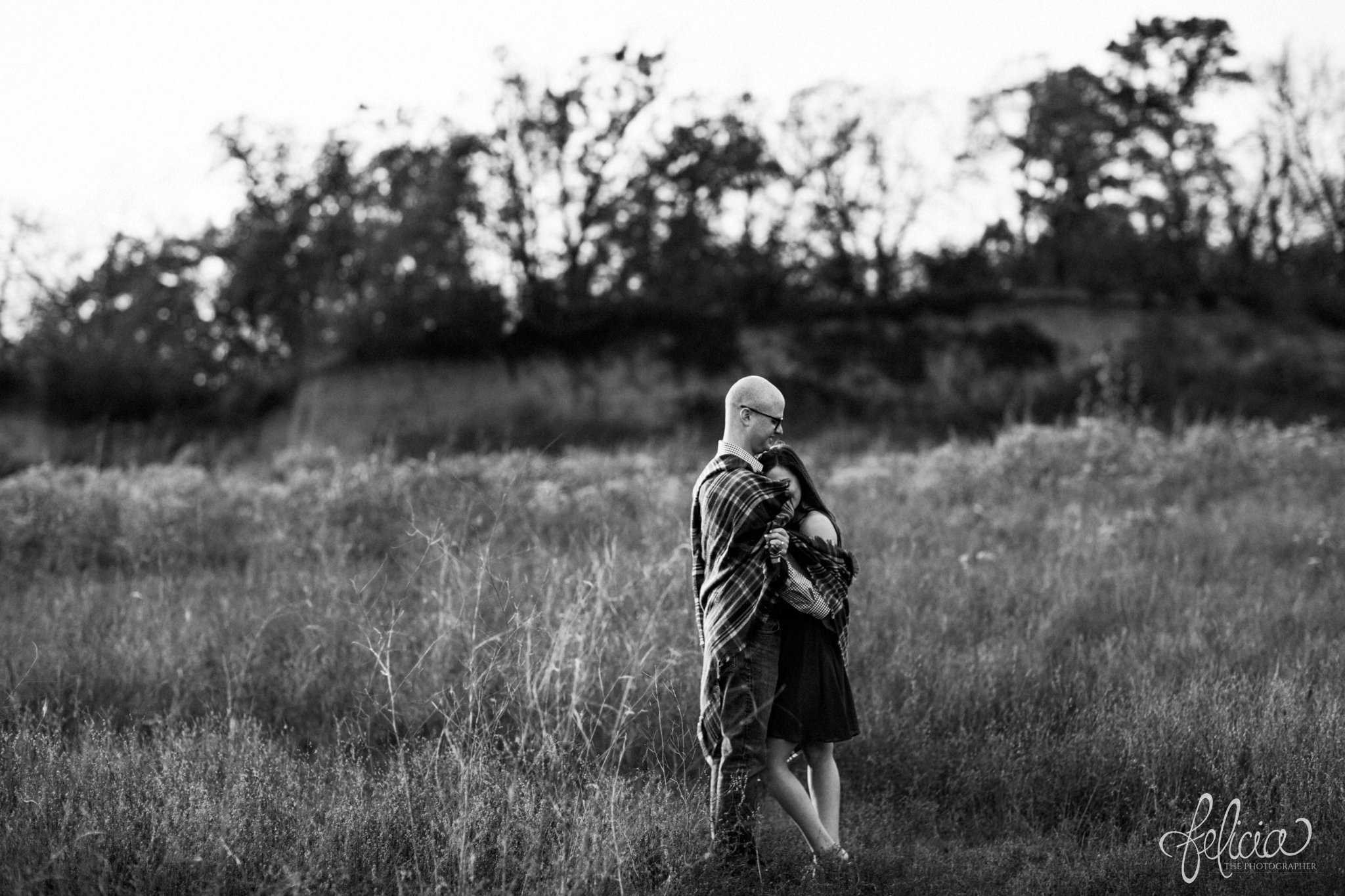 black and white | engagement pictures | engagement photos | nature | golden hour | sunset | sunset photography | fall | autumn | burgundy | picnic | picnic blanket | hug | plaid | romantic pose | cuddling 