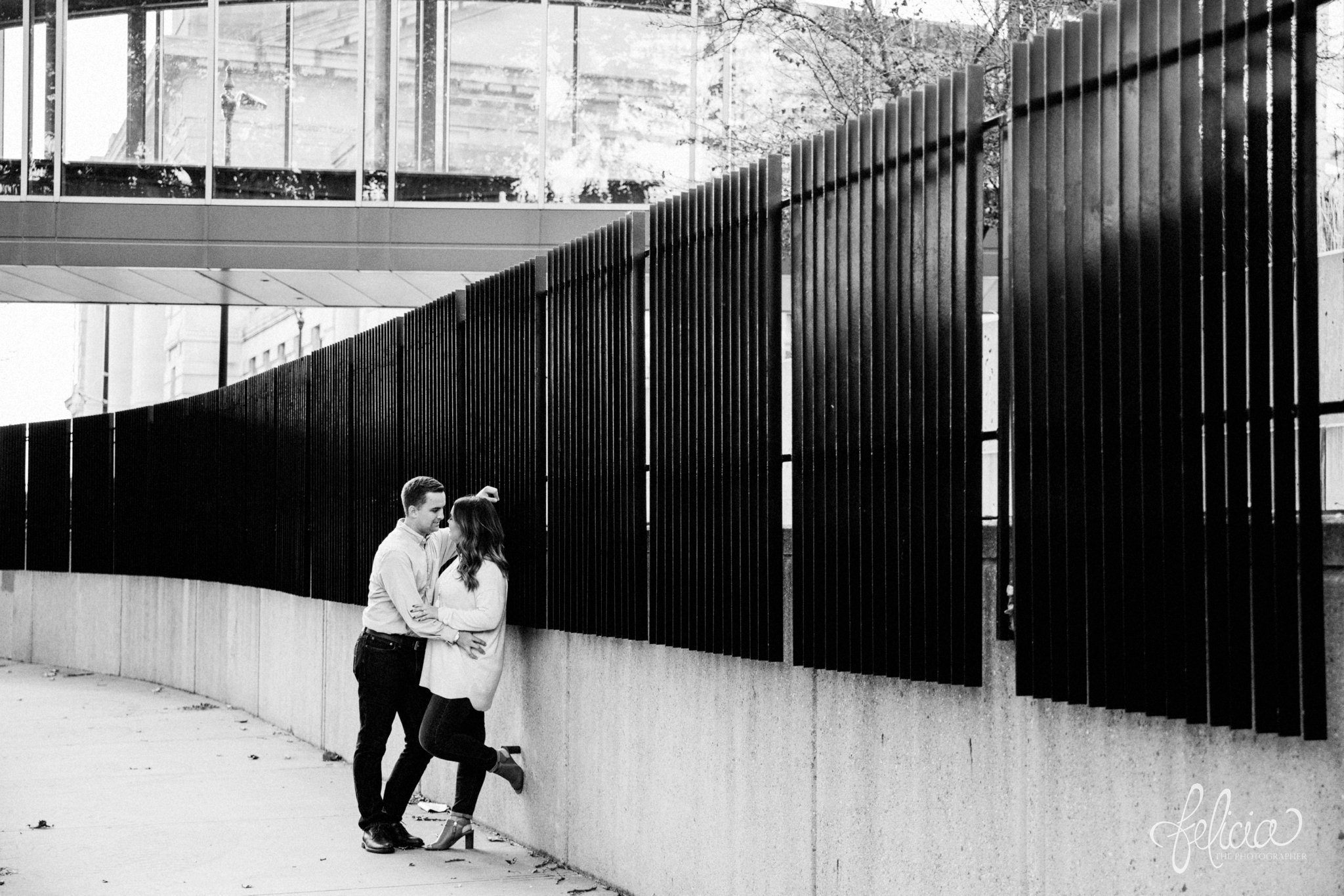 black and white | engagement photos | engagement photography | Kansas City | images by feliciathephotographer.com | architectural backgrounds | leaning | romantic pose 