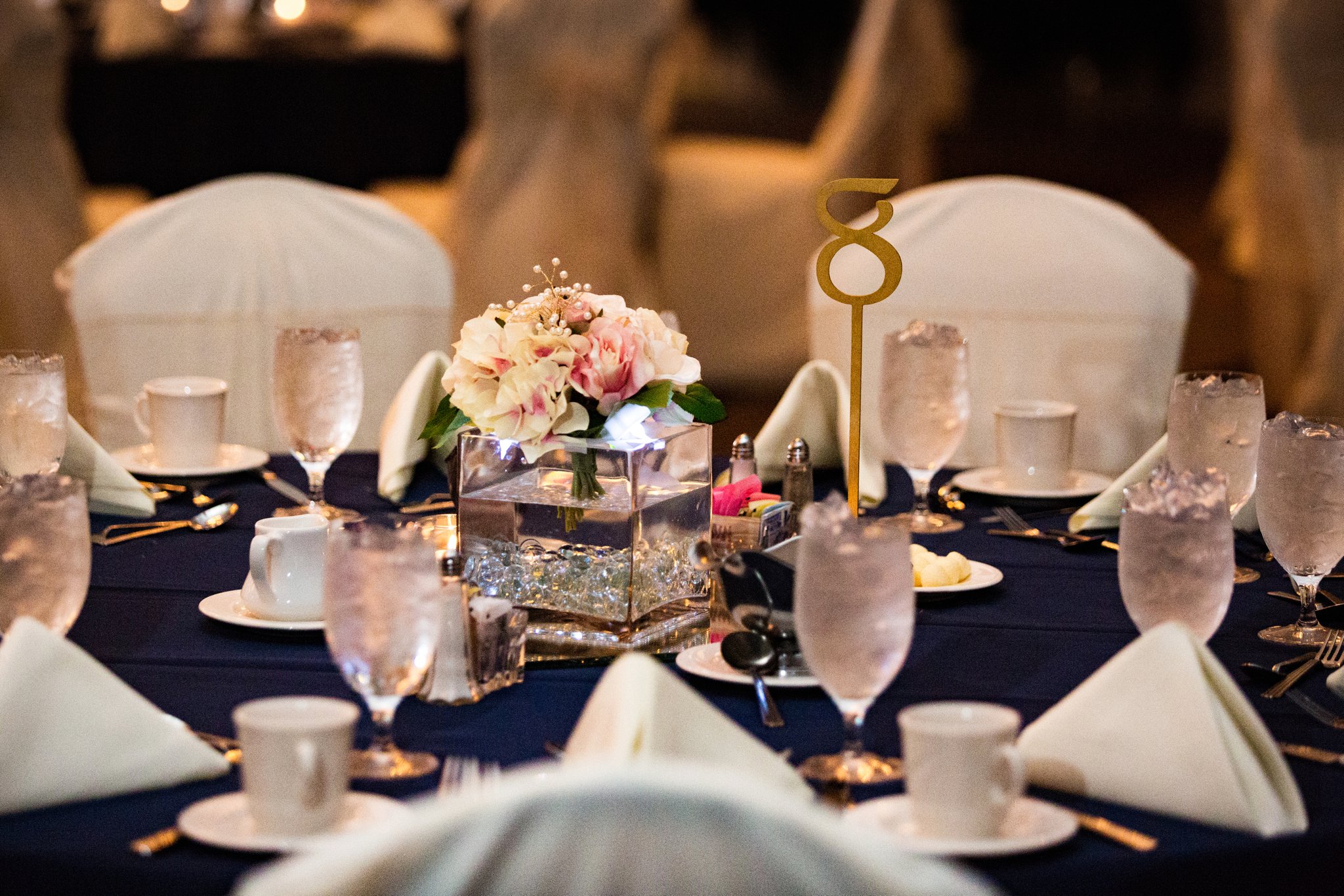 wedding | wedding photos | wedding photography | images by feliciathephotographer.com | Country Club Plaza | Kansas City | The Marriott | Unity Temple | reception venue | navy tablecloths | centerpieces 