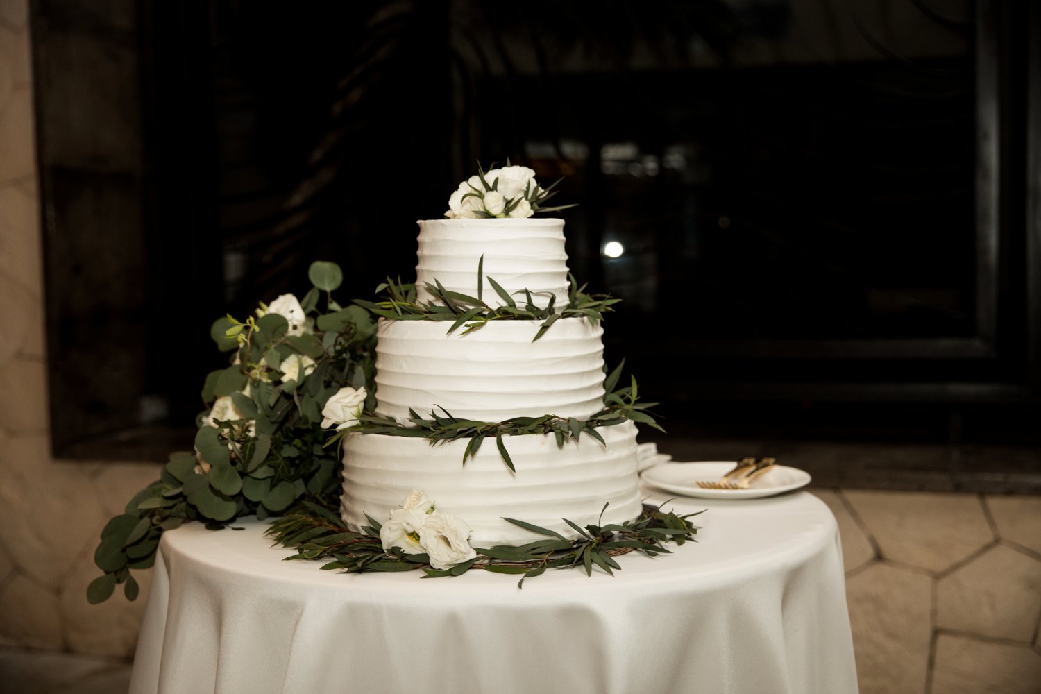  images by feliciathephotographer.com | destination wedding photographer | mexico | tropical | fiji | venue | azul beach resort | riviera maya | reception | details | cake | green and white florals | gold forks | 