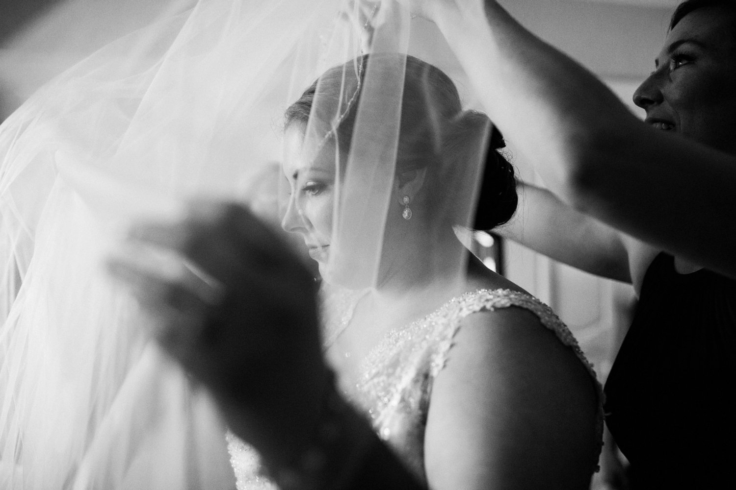  images by feliciathephotographer.com | destination wedding photographer | spring time | carriage club | exclusive | pre ceremony | getting ready | details | veil | black and white | bridesmaids | davids bridal | contrast | natural light | 