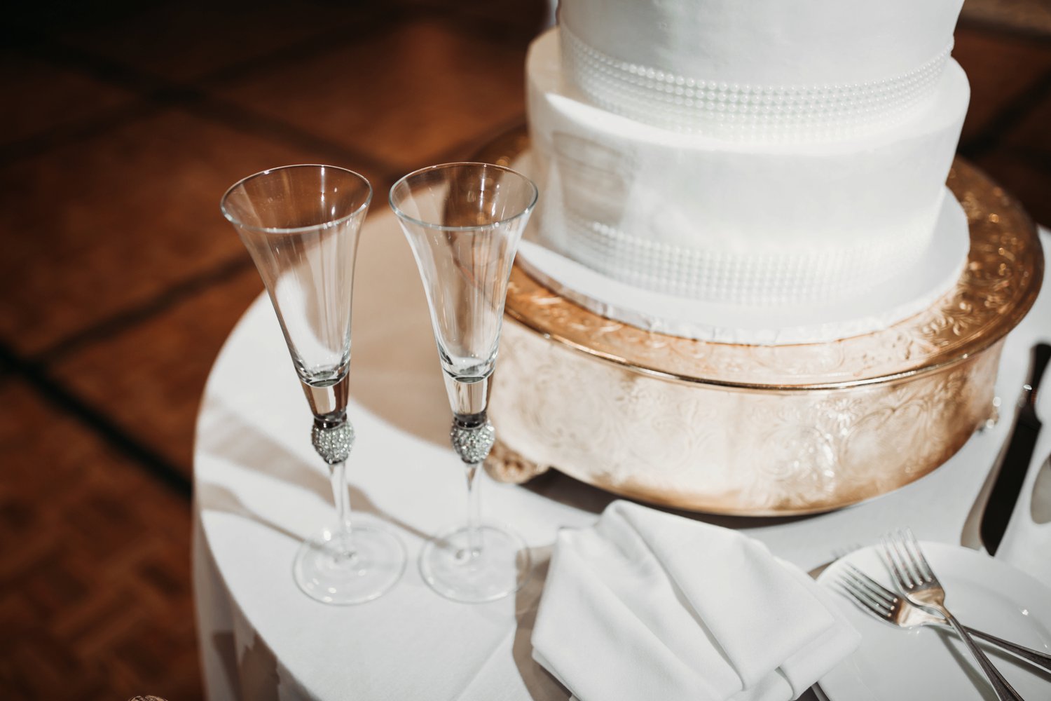  images by feliciathephotographer.com | destination wedding photographer | kansas city | summertime | classic | details | reception | cake | silver sparkle | sugar and spice catering | champagne flute | 