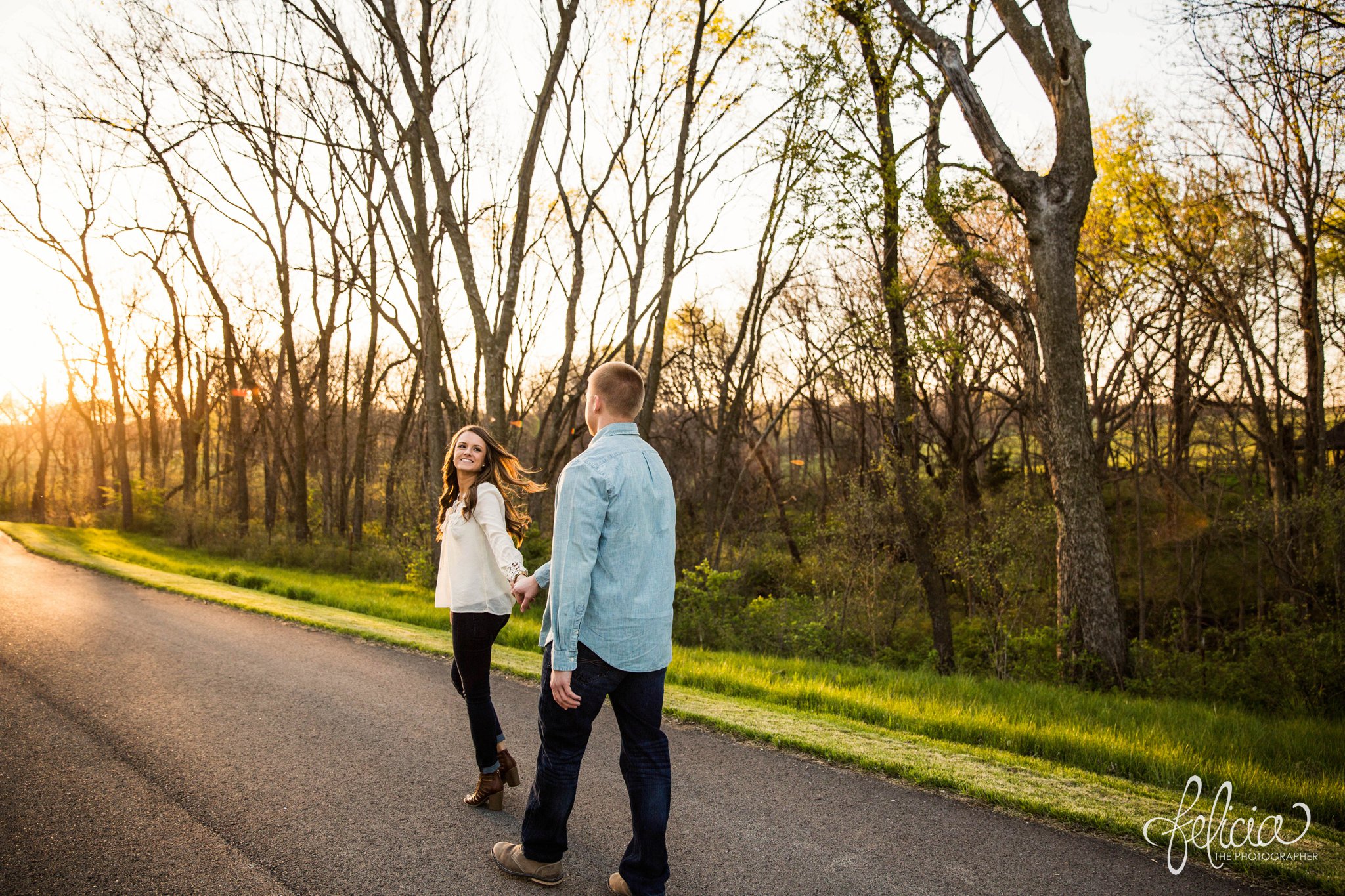 Kansas City Romantic Engagement Photos | Country Road | Couple Photography | Images by www.feliciathephotographer.com