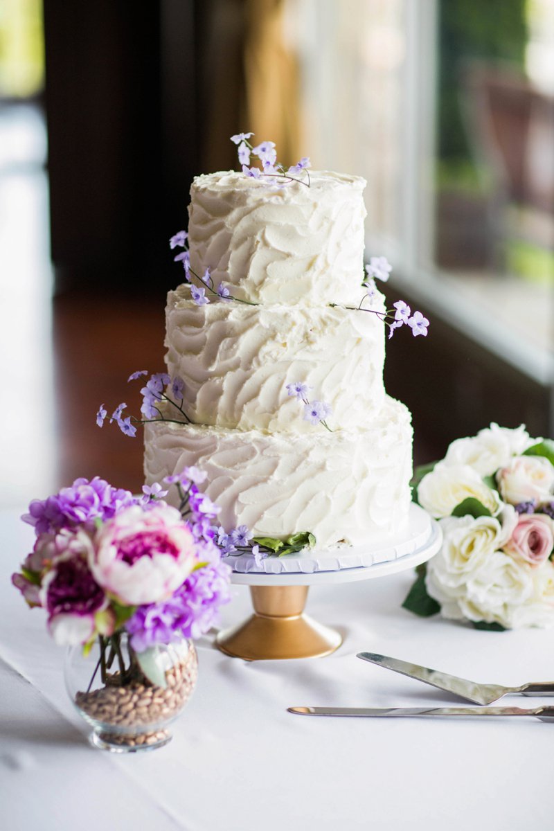 Boulevard Brewery Wedding Photos | Kansas City | Felicia The Photographer | Textured Cake | Purple Flowers