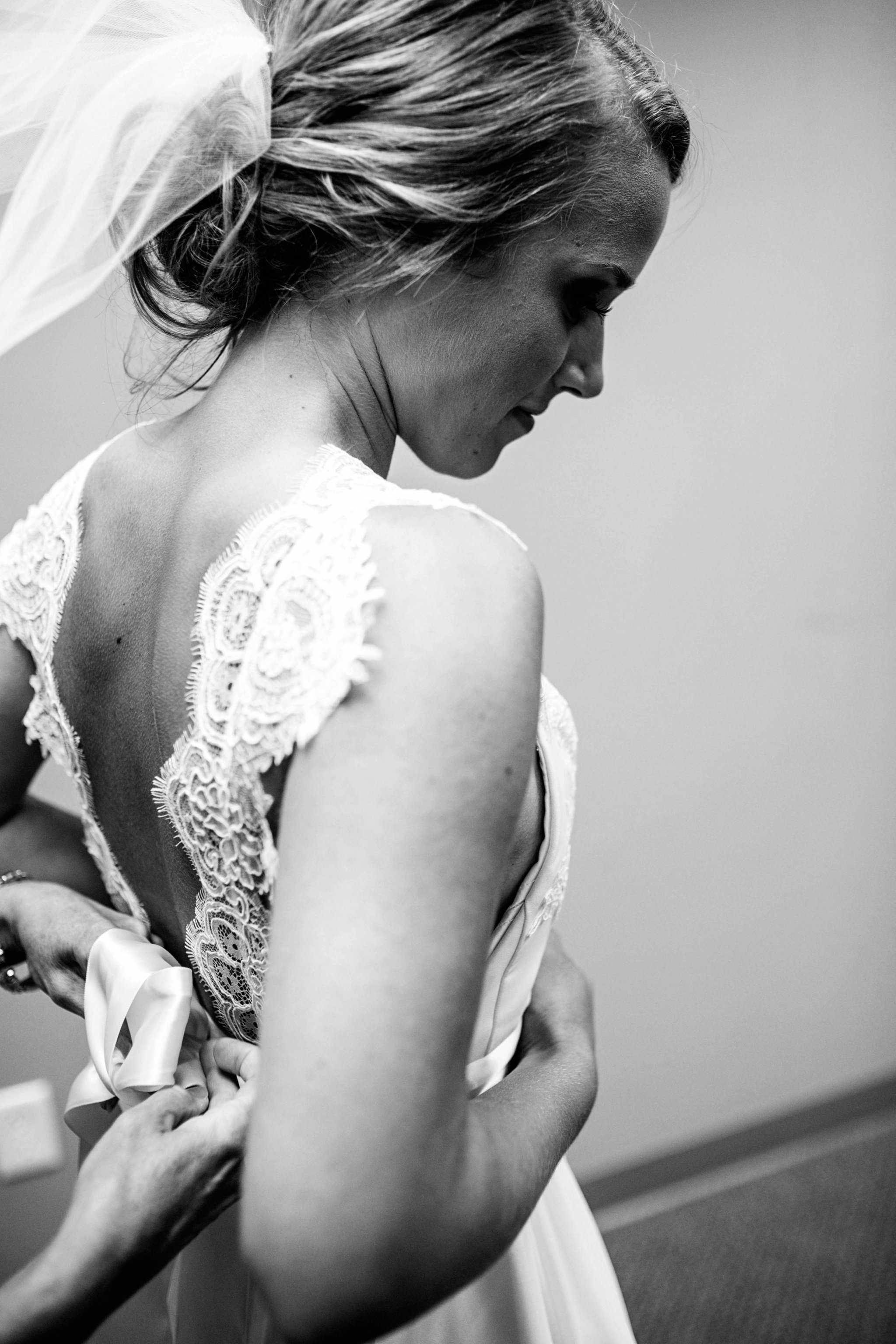 Sioux Falls Wedding Photos | Destination Photographer | Felicia The Photographer | Bride Getting Ready | Truvelle | Jordan | Dress | Lace | Open Back