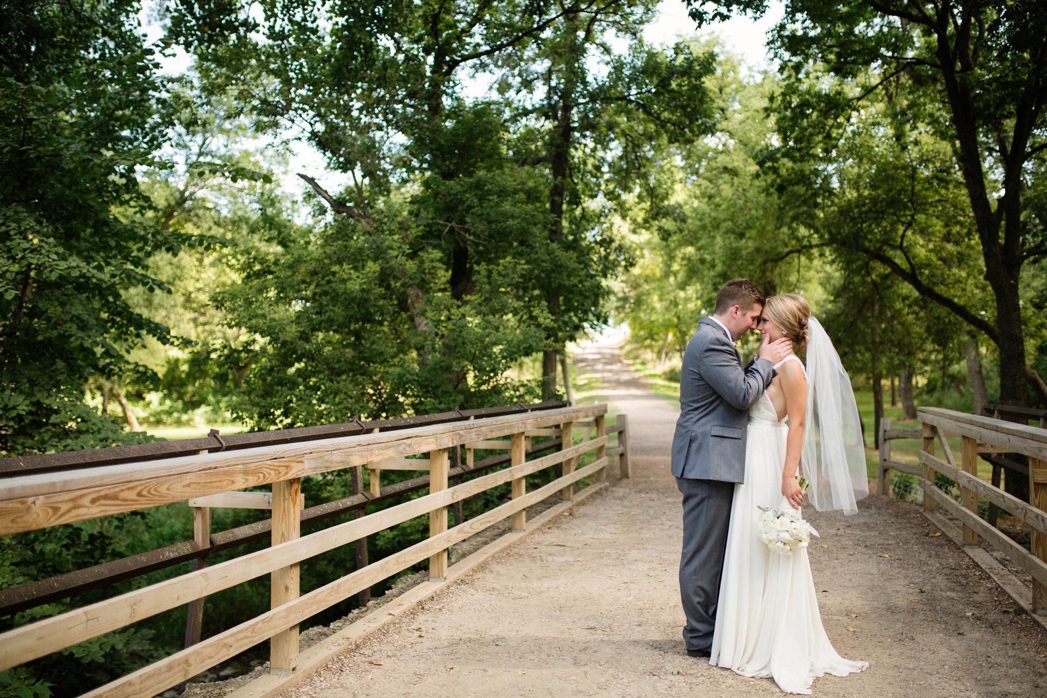 Sioux Falls Wedding Photos | Destination Photographer | Felicia The Photographer | Mary Jo Wegner Arboretum | bride and groom pose | boho bridal style | posing | outdoor natural photos | Romantic
